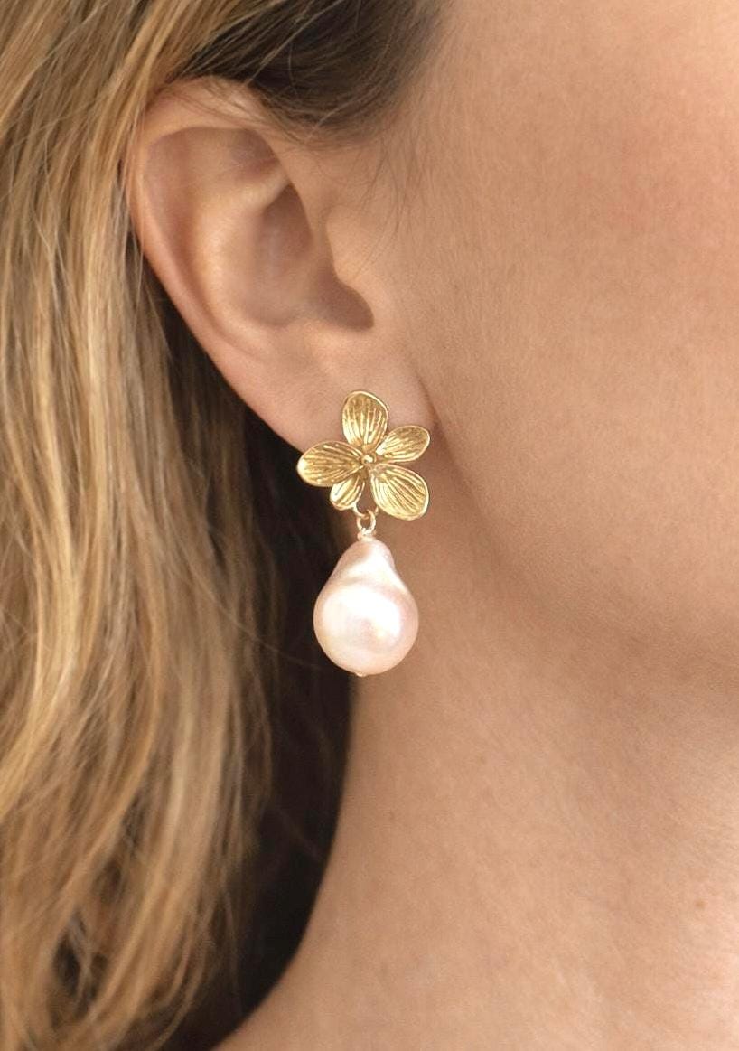 Gold Flower Pearl Drop Earrings, Bridal Pearl Earrings, Gold Floral Stud Earrings, Wedding Jewelry, Bridesmaid Gift, Elegant Pearl Dangles