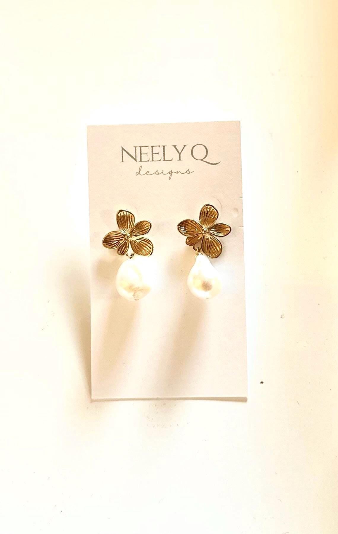 Gold Flower Pearl Drop Earrings, Bridal Pearl Earrings, Gold Floral Stud Earrings, Wedding Jewelry, Bridesmaid Gift, Elegant Pearl Dangles